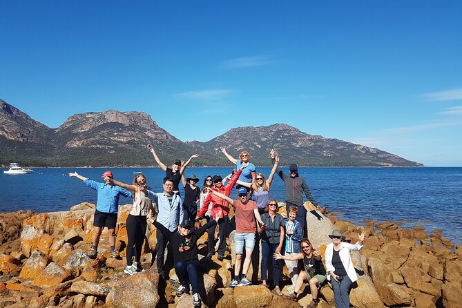 4 Day Wild Tasmania Tour / Wildlife, Nature, Hiking / Inc. Accom - Day 3: Orange rocks and a Tasmanian Devil feeding