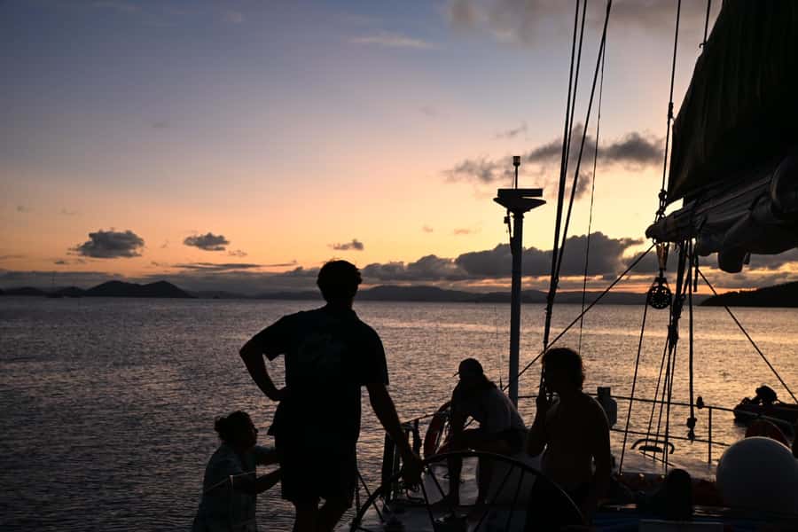 Airlie Beach: 2-Night Whitsundays Sailing Trip with Meals - Night sailing, blue water, and stars