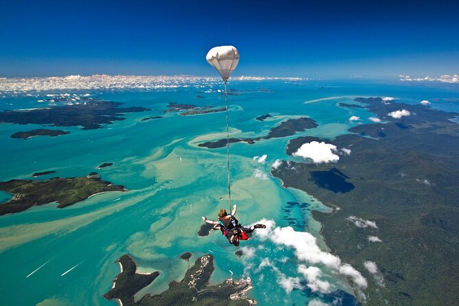Airlie Beach Tandem Skydive Over the Whitsunday Islands - The 20-minute flight over the Whitsundays