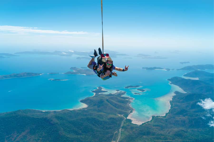 Airlie Beach: Tandem Skydive over the Whitsundays - The scenic flight to 15,000 feet