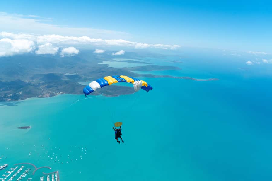 Airlie Beach: Tandem Skydive over the Whitsundays - Five to seven minutes beneath the parachute