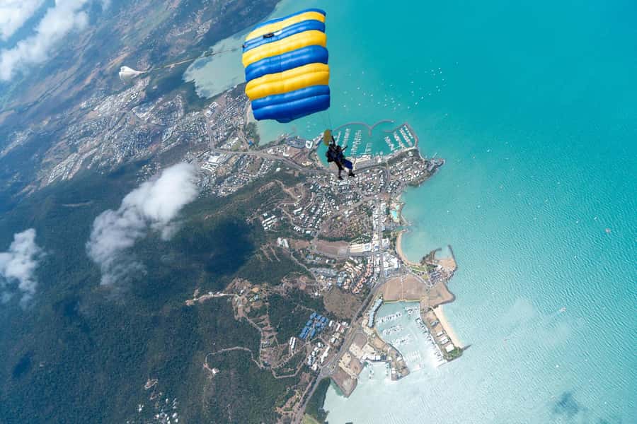 Airlie Beach: Tandem Skydive over the Whitsundays - Photos and video: memorable, but budget for them