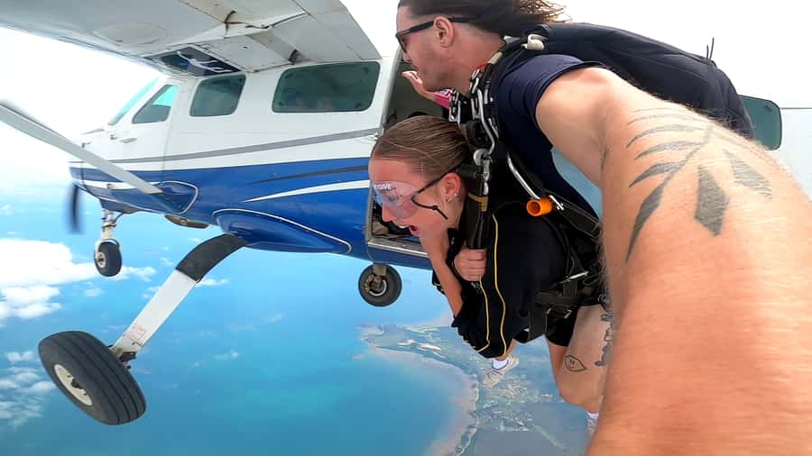 Airlie Beach: Tandem Skydiving Experience with Beach Landing - Key points at a glance