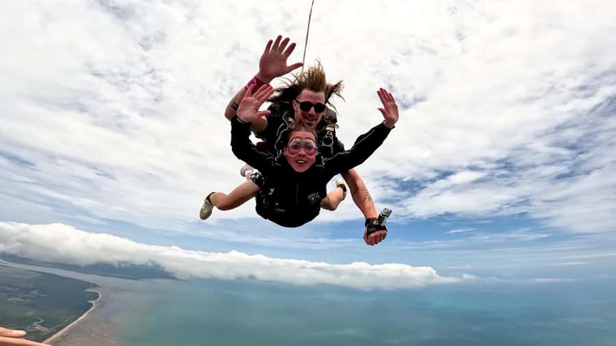 Airlie Beach: Tandem Skydiving Experience with Beach Landing - Safety briefing and meeting your tandem instructor