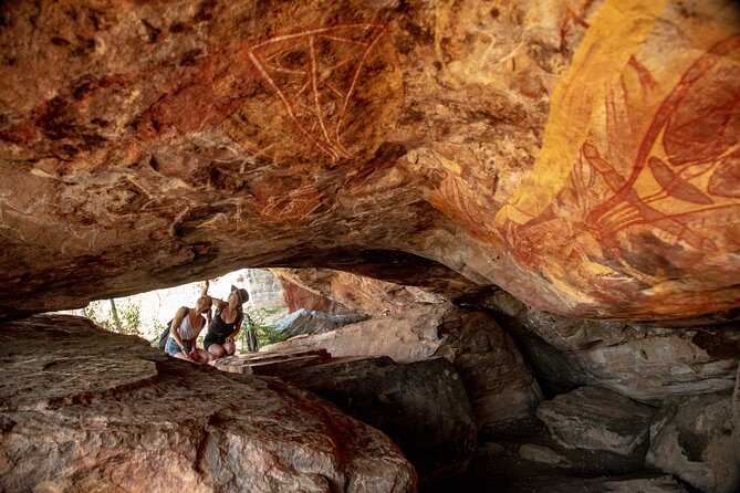 Arnhem Land Yingana Injalak Hill Full Day Tour from Jabiru - Listening to Aboriginal guides and local stories