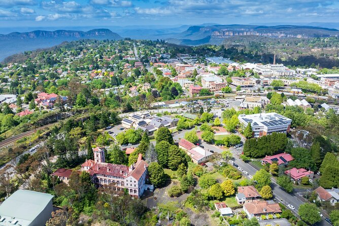 Blue Mountains Day Tour with Wildlife and Scenic World Entry - Leura gives the day a slower hour