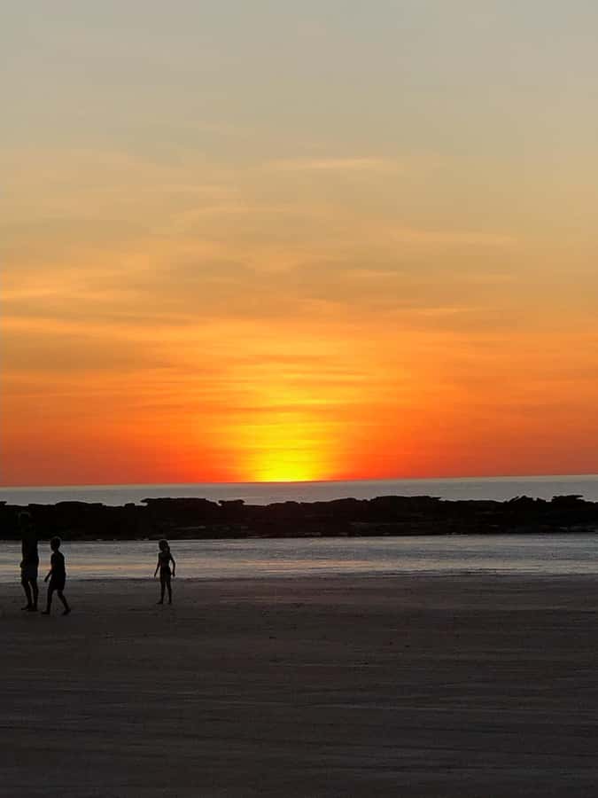Broome: Afternoon Town Tour with Beach Sunset - Sunset drinks and nibbles at Gantheaume Beach