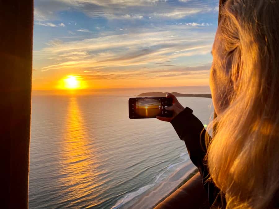 Byron Bay: Sunrise Hot Air Balloon Flight with Breakfast - Watching the balloon come alive