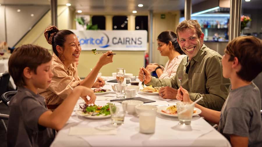 Cairns: Spirit of Cairns Dinner Cruise - Live music and the evening mood