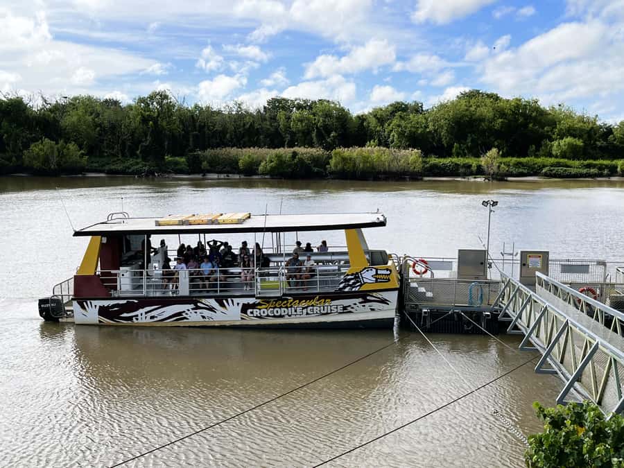 Darwin: Jumping Crocodile Cruise - The Darwin pickup and ride to the Adelaide River
