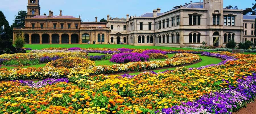 From Melbourne: Werribee Open Range Zoo & Werribee Mansion - The short transfer to Werribee Open Range Zoo