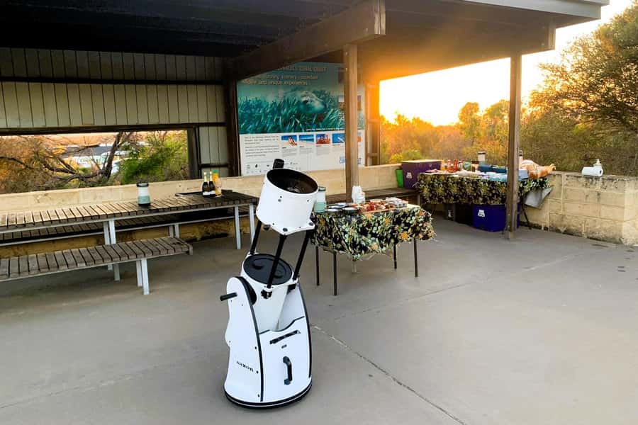 From Perth: Pinnacles Sunset and Stargazing Tour with Dinner - The guides make the long day easier