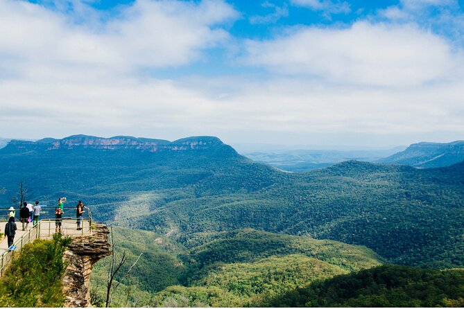 From Sydney: Blue Mountains with Zoo, Koala Photo & Scenic World - The westward run to the Blue Mountains