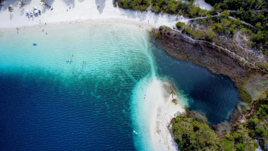 Hervey Bay to K'gari/Fraser Island 2-Day Tour (Beach House) - Lake McKenzie and the island’s freshwater side