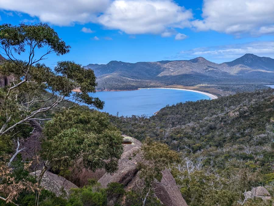 Hobart: Wineglass Bay & Freycinet Active Day Tour - Cape Tourville Lighthouse Walk and Sleepy Bay