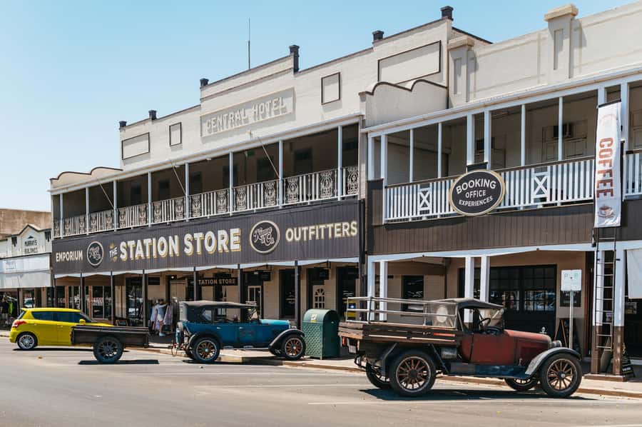 Longreach History and Town Tour - Meeting the bus in Qantas Park
