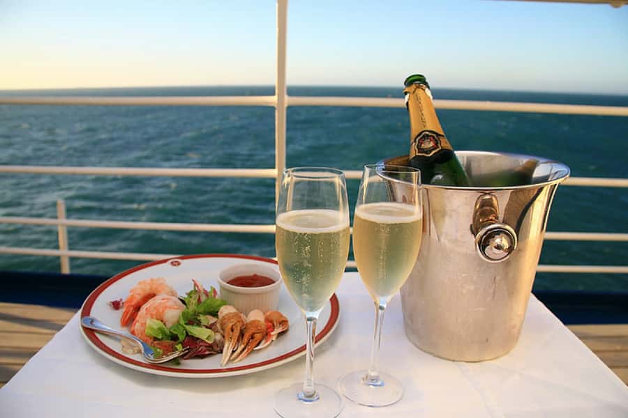 Lunch Cruise with Live Jazz on Sydney Harbour - Lunch with a moving view of Sydney Harbour