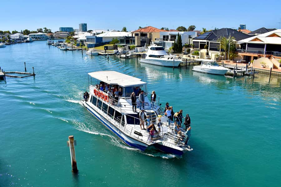 Mandurah: Dolphin and Views Cruise - Through the canals and past Mandurah’s grand homes