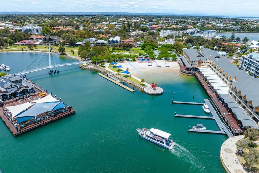 Mandurah: Dolphin and Views Cruise - Commentary that gives the ride some shape