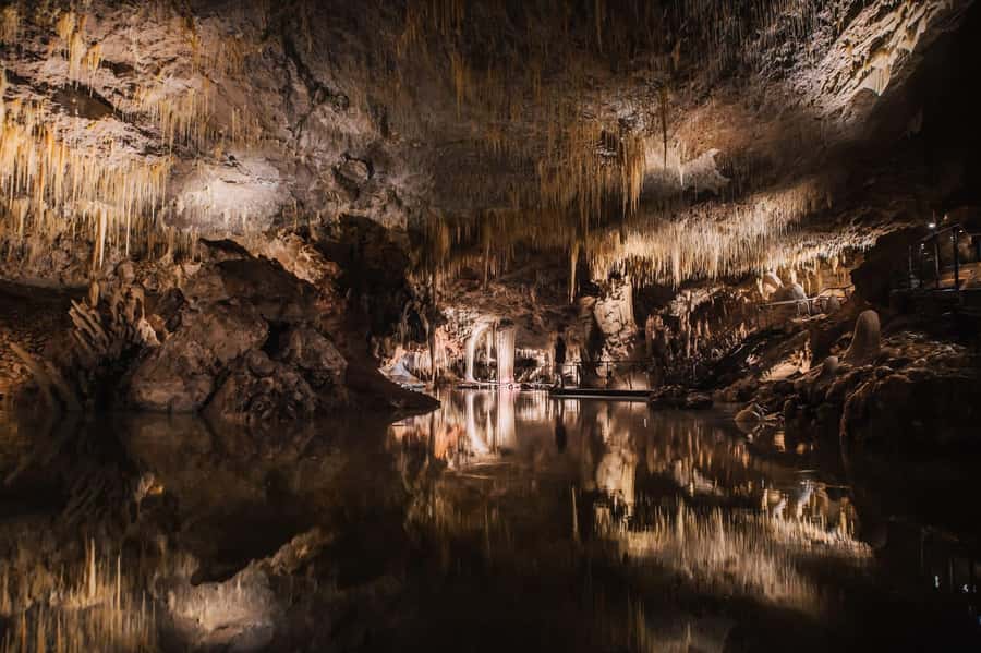 Margaret River: Lake Cave Fully-Guided Tour - Entering the chamber and finding the underground lake