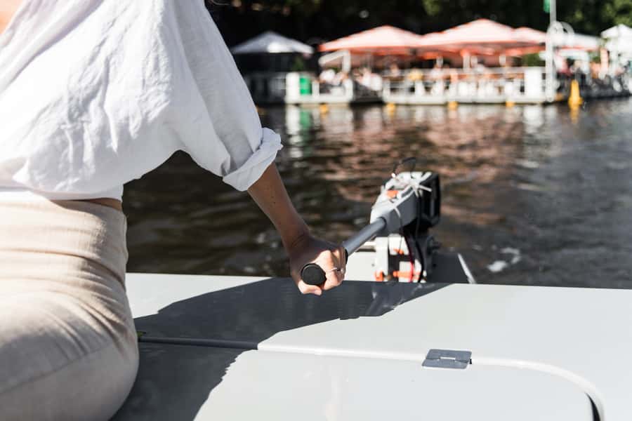 Melbourne: Electric Picnic Boat Rental on the Yarra River - How the electric boat feels on the water