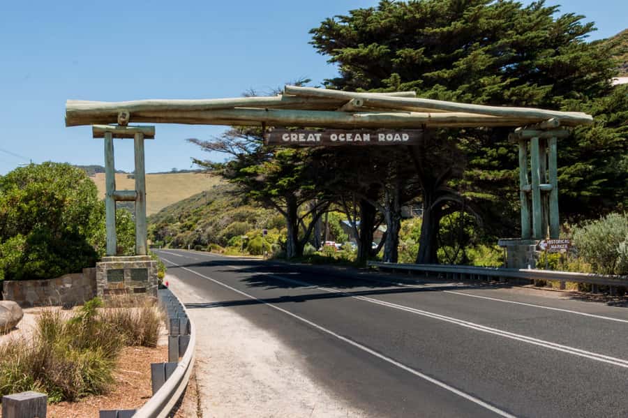 Melbourne: Great Ocean Road, 12 Apostles & Rainforest Tour - Loch Ard Gorge adds a human story