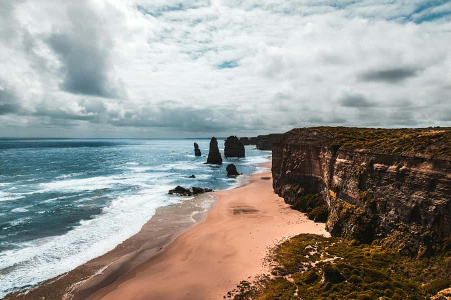 Melbourne: Great Ocean Road to 12 Apostles via the Coastline - The Memorial Arch marks a remarkable road project