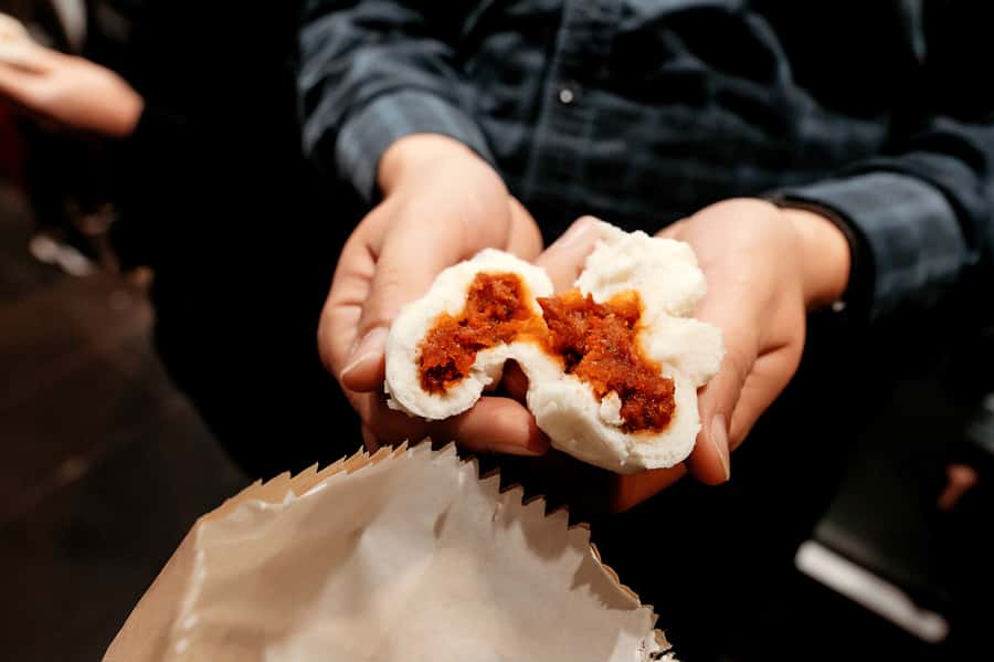 Melbourne: Guided Night-Time Food Walking Tour - Four stops, from savory food to dessert