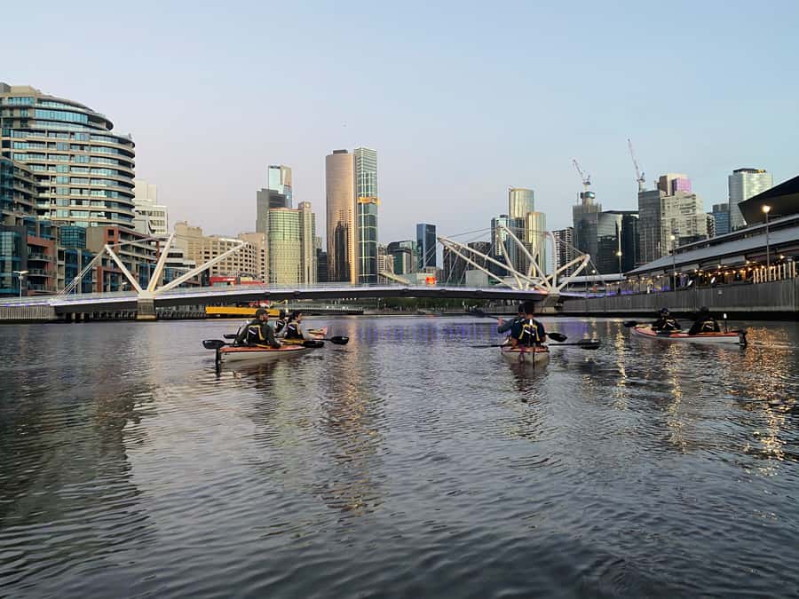 Melbourne: Sunset Kayak Tour with Dinner - Southbank, Flinders Street, and Princes Bridge after dark
