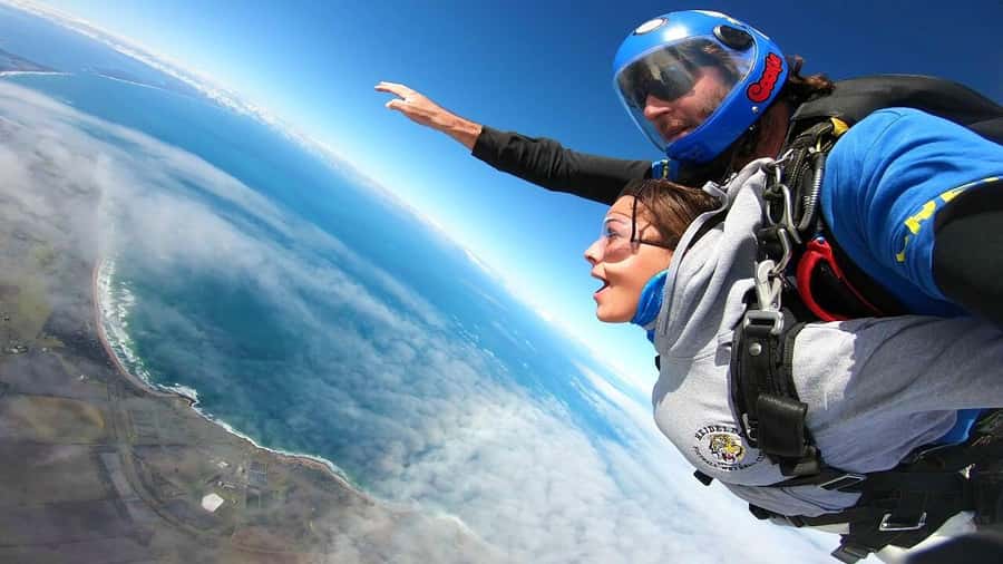 Melbourne: Tandem Skydive over Great Ocean Road + Transfer - The 60-second freefall