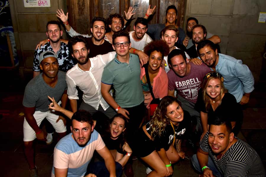 Melbourne: Weekly Bar Crawl: 5 Free shots, Club Entry - Key points at a glance