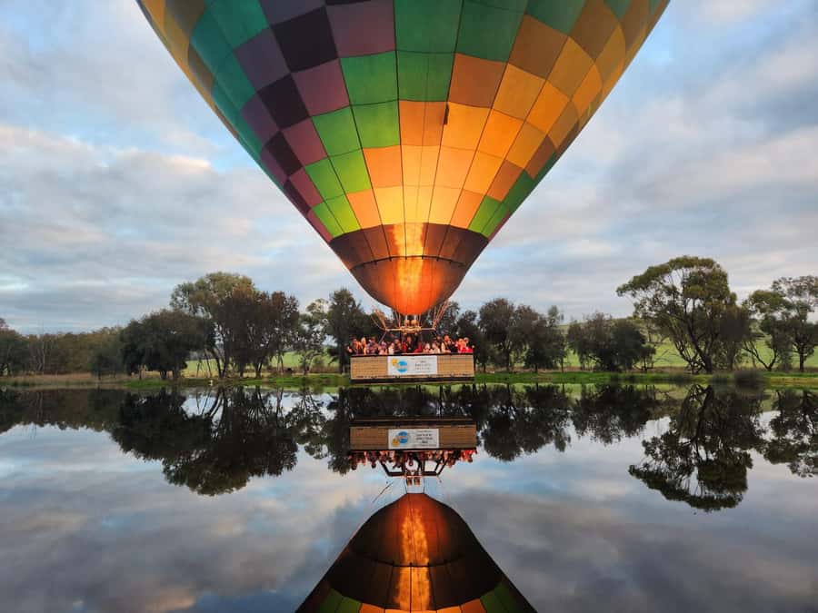 Perth: Avon Valley Hot Air Balloon Flight with Breakfast - Breakfast back at the Farmers Home Hotel