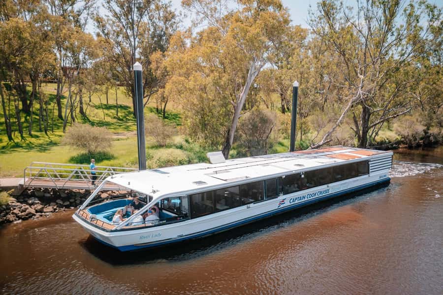 Perth: Full Day Swan Valley Cruise & Wine Tasting With Lunch - Two wineries with different personalities