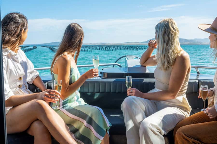 Port Lincoln: Coffin Bay Seafood, Wine, and Nature Day Trip - Seafood lunch at Oyster HQ