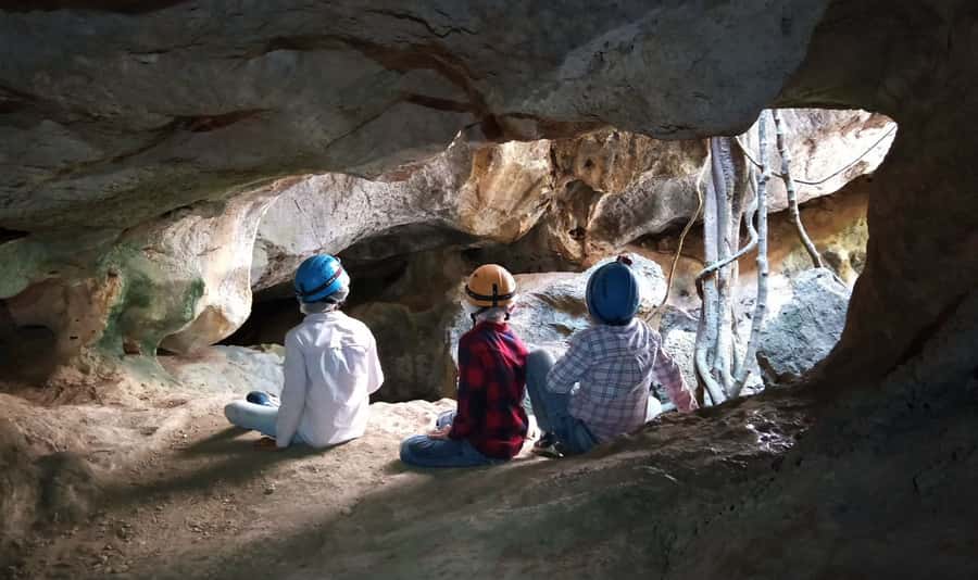 Queensland: 90 Minute Capricorn Caves Explorer Tour - Meeting your guide at the Capricorn Caves kiosk