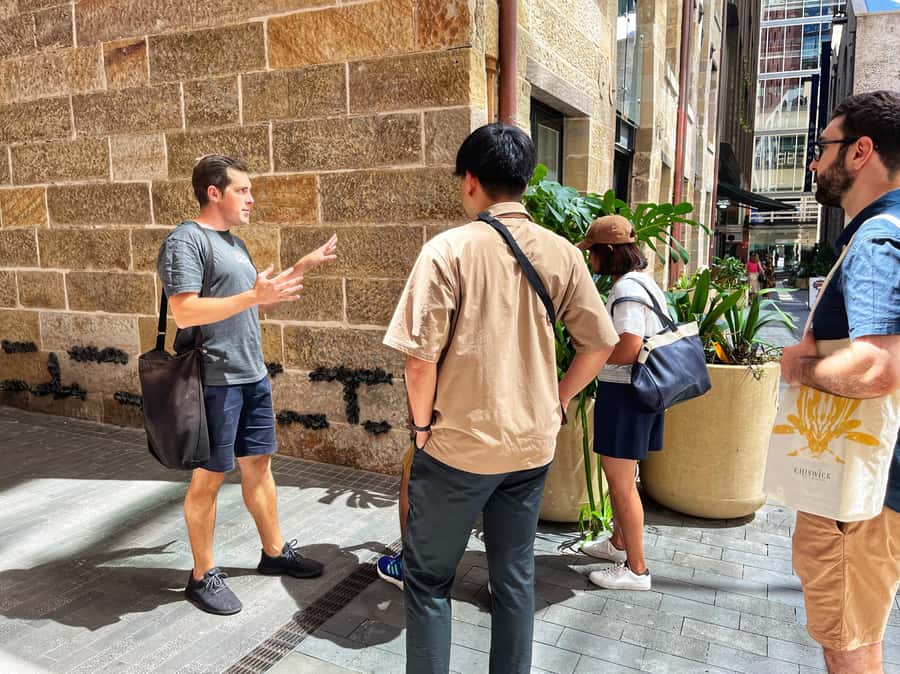 Sydney: City & The Rocks 3.5-Hour Walking Tour with a Drink - How the guides shape the experience