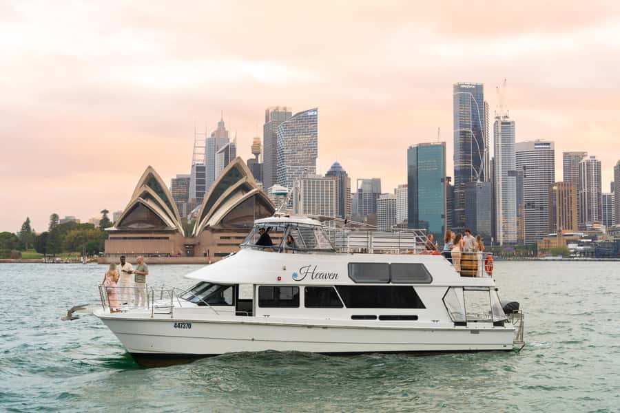 Sydney: Golden Glow Sunset Harbour Cruise with 1 Drink - Finding the best place on the catamaran