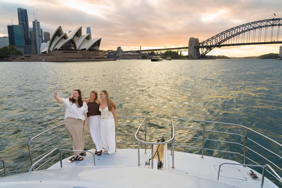Sydney: Golden Glow Sunset Harbour Cruise with 1 Drink - What the crew and commentary add