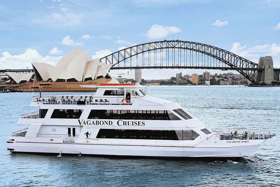 Sydney Harbour: 3-Hour Lunch Cruise with Live Music - King Street Wharf to open harbour water