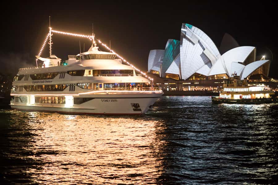 Sydney: Harbour Dinner Cruise with 3, 4 or 6-Course Menu - What the food and service are like