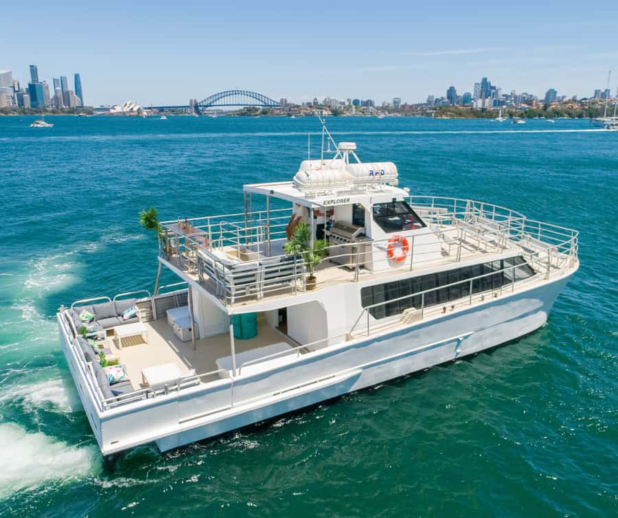 Sydney: Premium Catamaran Vivid Cruise with Welcome Drink - Boarding at King Street Wharf