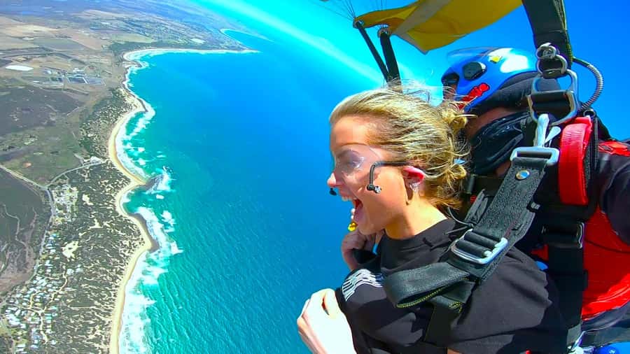 Torquay: Skydive over The Great Ocean Road - opt Melb pickup - The 5 to 7 minute parachute ride