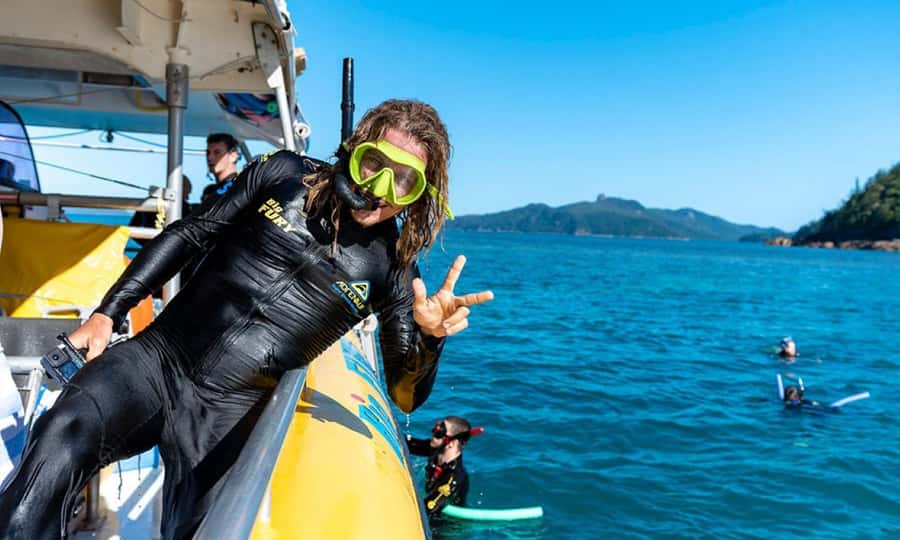 Whitsunday: Whitsunday Islands Tour with Snorkeling & Lunch - What the crew adds to the day