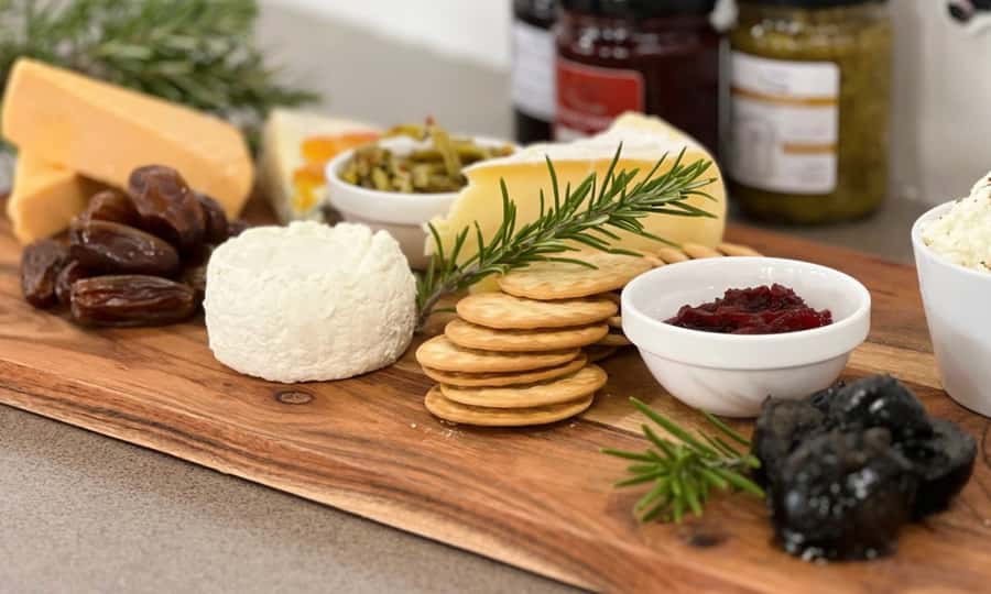 Yarra Valley Full Day Grazing Tour: Gin, Wine, Pizza, Cheese - What the guides add to the day