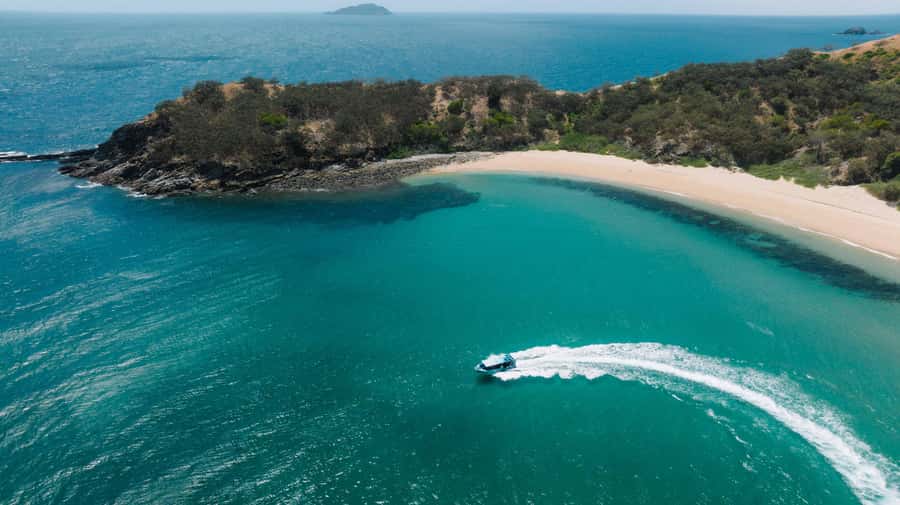 Yeppoon: Great Keppel Island Fast Boat Snorkel & Lunch Tour - A generous cold lunch on the sand